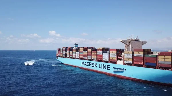 Mar Mediterrâneo - 25 de junho de 2020: Maersk Hidalgo mega navio recipiente. ULCV totalmente carregado com contentor de carga . — Fotografia de Stock