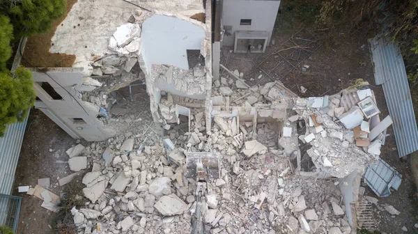 Excavadora demolición de cuarteles para nuevo proyecto de construcción. — Foto de Stock