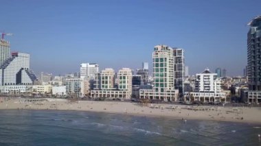 Tel Aviv silueti. Akdeniz bakış açısından TLV kıyı şeridi