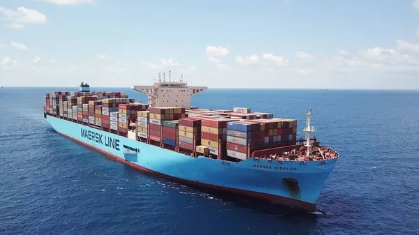 Mar Mediterraneo 25 giugno 2020: Maersk Hidalgo mega Container Ship. ULCV a pieno carico con container merci. — Foto Stock