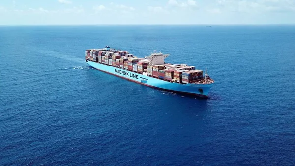 Middellandse Zee - 25 juni 2020: Maersk Hidalgo mega containerschip. ULCV volledig geladen met vrachtcontainer. — Stockfoto