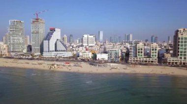 Tel Aviv silueti. Akdeniz bakış açısından TLV kıyı şeridi