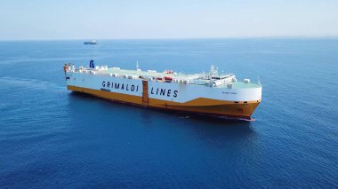 Hayfa, İsrail - 22 Temmuz 2020: Grimaldi Hatları RoRo Ro Gemisi denizde yavaşça ilerliyor.