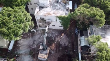Yeni inşaat için bir binanın yıkımı. Bir evin sökülmesi. 
