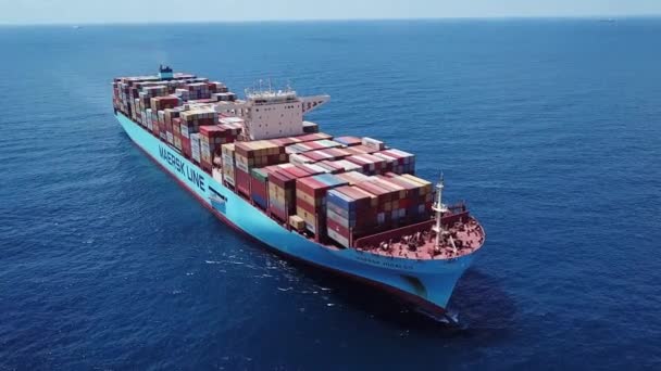 以色列海法- 2020年6月25日：Maersk ULCV满载货物集装箱. — 图库视频影像