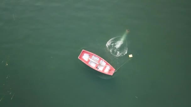 사람은 바다에서 범선에서 물 속으로 뛰어 든다. 맨 위에 있는 항공 사진. — 비디오