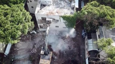  Şehir Yenilenmesi. Yeni inşaat için bir binanın yıkılması. 