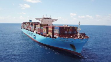 Akdeniz - 25 Haziran 2020: Maersk Hidalgo mega konteyner gemisi. ULCV tamamen yük konteynırıyla yüklendi.
