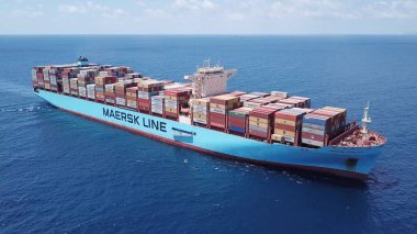 Hayfa, İsrail - 25 Haziran 2020: Maersk ULCV tamamen nakliye konteynırıyla dolu.