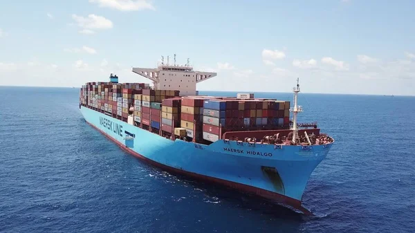 Mar Mediterrâneo - 25 de junho de 2020: Maersk Hidalgo mega navio recipiente. ULCV totalmente carregado com contentor de carga . — Fotografia de Stock