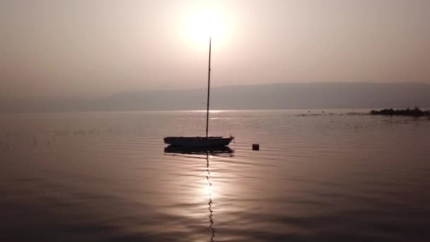 Nascer do sol sobre o lago. Barco flutuando na água calma sob o pôr do sol incrível. — Vídeo de Stock