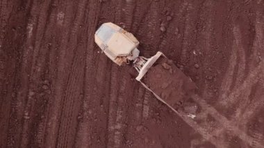 Bahşiş kamyonu yeni bir şantiyede toprak boşaltıyor. Hava görünümü.