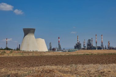 Hayfa İsrail 'deki petrol rafinerisinin soğutma kulesi çöktü..