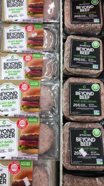 Tel Aviv, İsrail - 5 Ekim 2020: Burger ve Beef 'in ötesinde yerel bir süpermarkette satılık et paketleri.