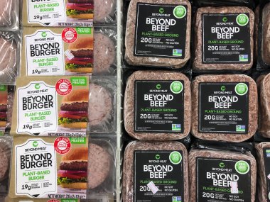 Tel Aviv, İsrail - 5 Ekim 2020: Burger ve Beef 'in ötesinde yerel bir süpermarkette satılık et paketleri.