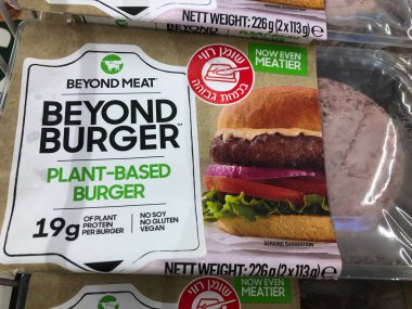 Tel Aviv, İsrail - 5 Ekim 2020: Burger paketlerinin ötesinde yerel bir süpermarkette satın alınabilir.