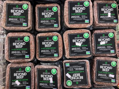 Tel Aviv, İsrail - 5 Ekim 2020: Marketin et bölümünde Beyond Meat markası temelli Beef Beef paketleri.
