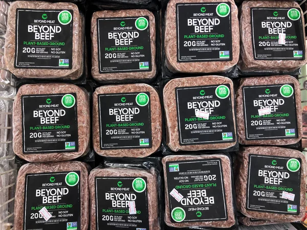 イスラエル・テルアビブ2020年10月5日:食肉ブランドの植物を超えて牛肉パッケージを超えて食料品店の食肉部門. — ストック写真
