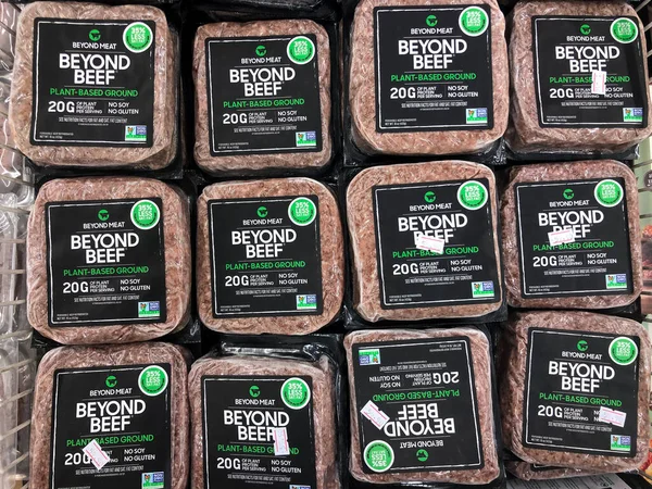 Tel Aviv, İsrail - 5 Ekim 2020: Marketin et bölümünde Beyond Meat markası temelli Beef Beef paketleri.