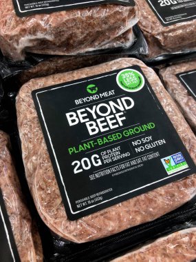 Tel Aviv, İsrail - 5 Ekim 2020: Marketin et bölümünde Beyond Meat markası temelli Beef Beef paketleri.