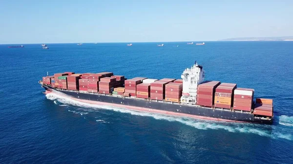 Haifa, Israël - 1 oktober 2020: ULCV volledig geladen met vrachtcontainer. Ultragroot containerschip. — Stockfoto