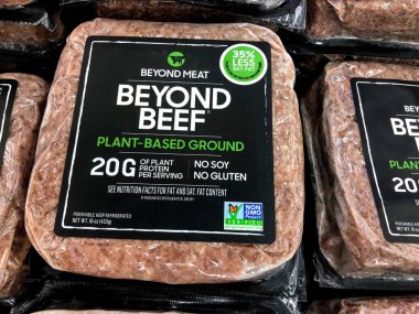 Tel Aviv, İsrail - 5 Ekim 2020: Marketin et bölümünde Beyond Meat markası temelli Beef Beef paketleri.