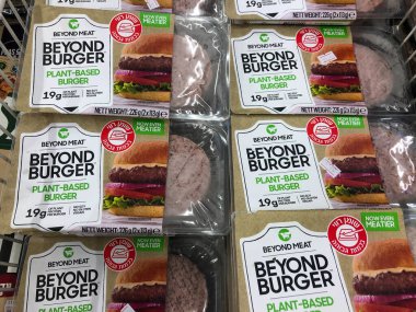 Tel Aviv, İsrail - 5 Ekim 2020: Burger paketlerinin ötesinde yerel bir süpermarkette satın alınabilir.