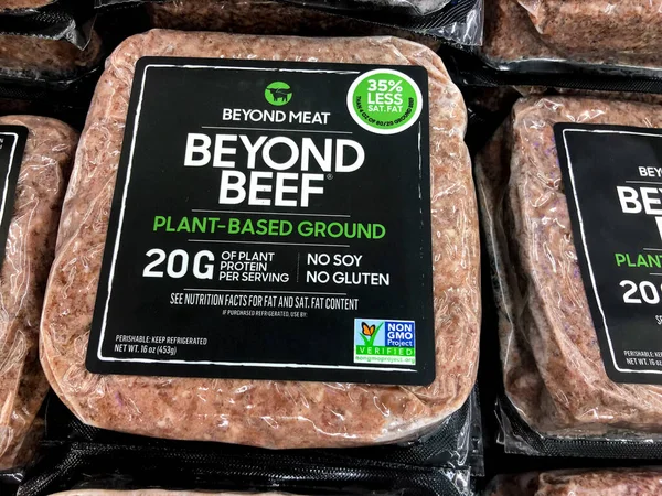 Tel Aviv, İsrail - 5 Ekim 2020: Marketin et bölümünde Beyond Meat markası temelli Beef Beef paketleri.