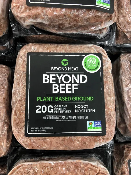 イスラエル・テルアビブ2020年10月5日:食肉ブランドの植物を超えて牛肉パッケージを超えて食料品店の食肉部門. — ストック写真