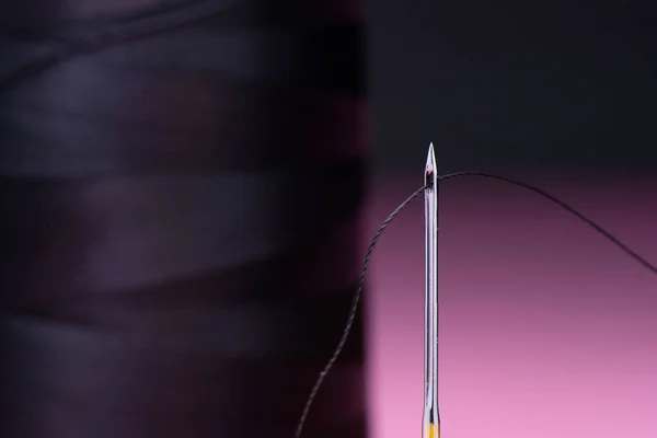 siyah iplik ve endüstriyel iğne