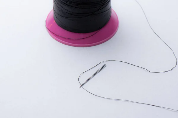 siyah iplik ve endüstriyel iğne