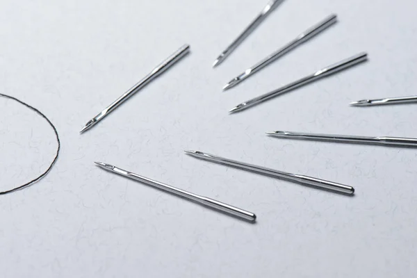 siyah iplik ve endüstriyel iğne