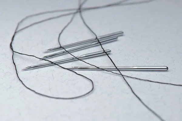 siyah iplik ve endüstriyel iğne