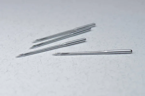 siyah iplik ve endüstriyel iğne