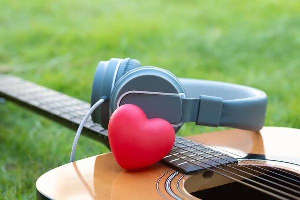 Müziğe bayılırım. Kırmızılar, kulaklıklar, müzik ve gitar. Yaşamın sesi. Akustik müzik ve klasik tarz.