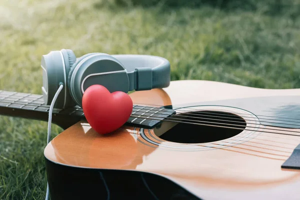 Müziğe bayılırım. Kırmızılar, kulaklıklar, müzik ve gitar. Yaşamın sesi. Akustik müzik ve klasik tarz.