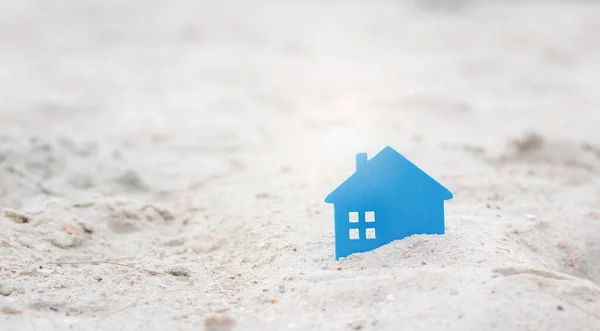 Small 'ın kumdaki evinde emlak yatırımı. Plajda tatil yapan yeni bir ev modeli. İleti eklemek için kullanılan kopyalama alanı.