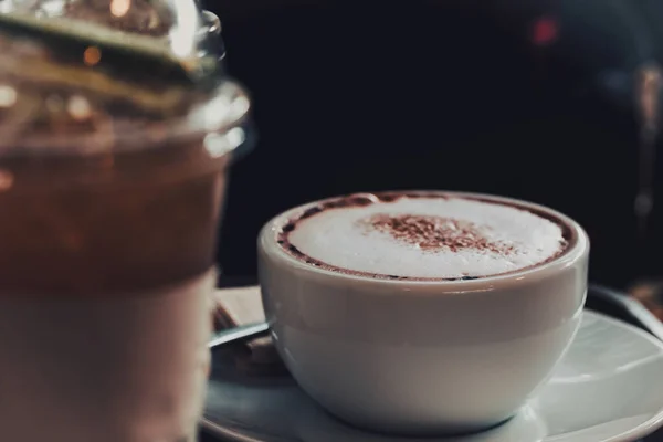 Kafe tarzı beyaz bir fincan kahveyi kapatıyoruz..