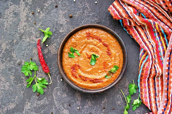 Aperitivo Hummus Lentilha Vermelha Pimenta Vermelha Uma Tigela Barro Fundo — Fotografia de Stock