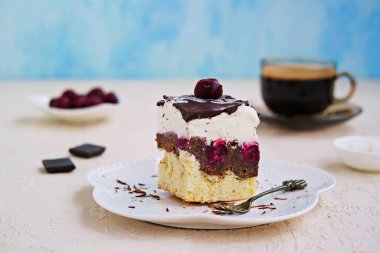 Dilimlenmiş Tuna keki dalgaları: kirazlı vanilyalı ve çikolatalı kek, vanilyalı puding, çikolata kaplı ve kirazla süslenmiş. Tatlı tarifleri. Sevgililer Günü. Alman mutfağı..