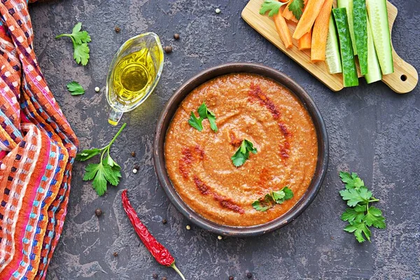 Aperitivo Hummus Lentilha Vermelha Pimenta Vermelha Uma Tigela Barro Fundo — Fotografia de Stock