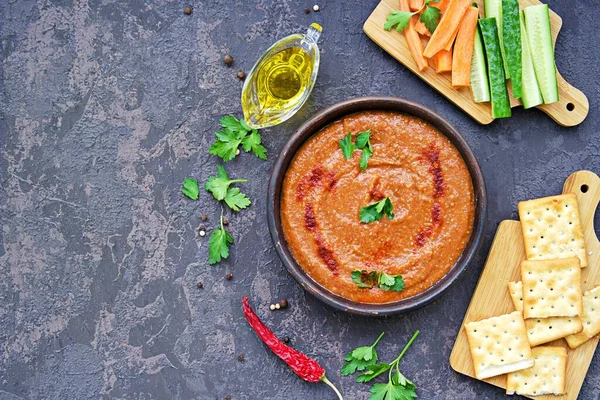 Aperitivo Hummus Lentilha Vermelha Pimenta Vermelha Uma Tigela Barro Fundo — Fotografia de Stock