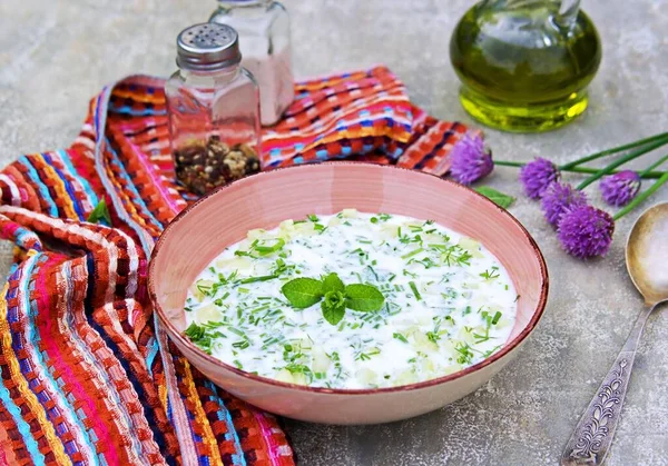 Koude Summwr Soep Ayran Natuurlijke Ongezoete Yoghurt Met Komkommer Kruiden — Stockfoto