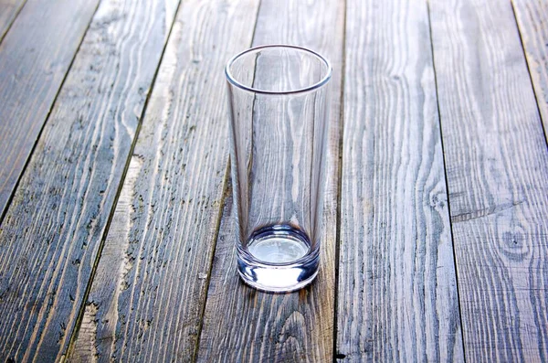 Taza Vidrio Alta Vacía Sobre Fondo Madera —  Fotos de Stock