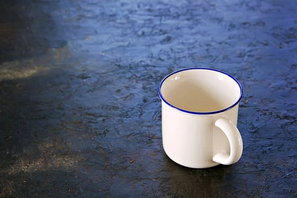 Taza Cerámica Blanca Vacía Con Borde Azul Sobre Fondo Hormigón —  Fotos de Stock