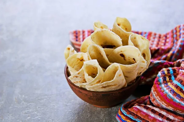 Tortilla Redonda Trigo Enrollada Tazón Marrón Arcilla Sobre Fondo Hormigón —  Fotos de Stock