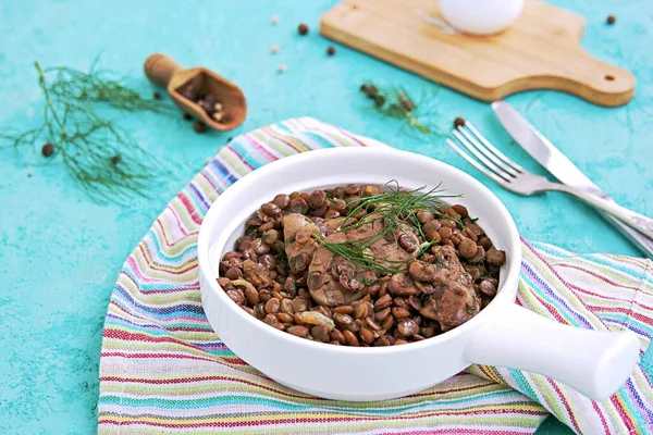 Refeição Saudável Fígado Frango Frito Com Lentilhas Verdes Fervidas Especiarias — Fotografia de Stock