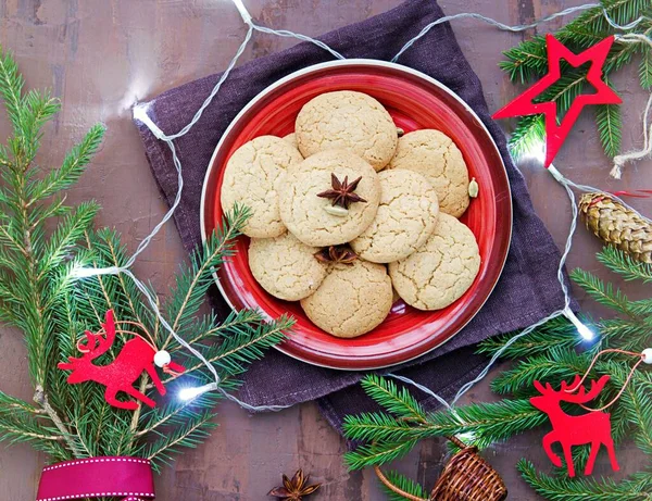 Hausgemachte Zuckerplätzchen Mit Kardamom Neujahrs Und Weihnachtsstil Auf Dem Roten — Stockfoto