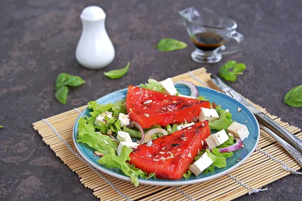 Letní Salát Melounového Grilu Sýra Feta Cibule Oblečený Balzamikovým Octem — Stock fotografie