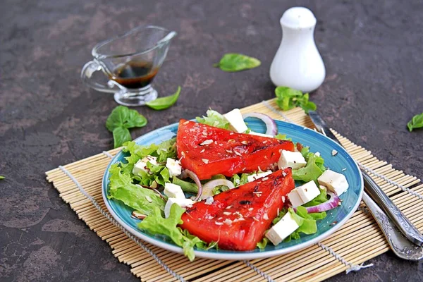 Letní Salát Melounového Grilu Sýra Feta Cibule Oblečený Balzamikovým Octem — Stock fotografie